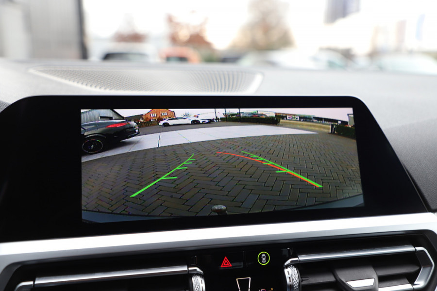 BMW 3 Serie Touring 330e High Executive | 292PK | Led | Sfeerverlichting | ACC | Clima | Trekhaak | Camera | Stoelverwarming | Carplay | 202