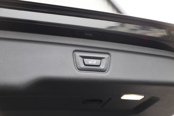 BMW 3 Serie Touring 330e High Executive | 292PK | Led | Sfeerverlichting | ACC | Clima | Trekhaak | Camera | Stoelverwarming | Carplay | 202
