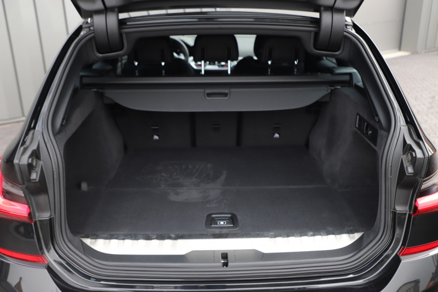 BMW 3 Serie Touring 330e High Executive | 292PK | Led | Sfeerverlichting | ACC | Clima | Trekhaak | Camera | Stoelverwarming | Carplay | 202