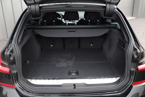 BMW 3 Serie Touring 330e High Executive | 292PK | Led | Sfeerverlichting | ACC | Clima | Trekhaak | Camera | Stoelverwarming | Carplay | 202