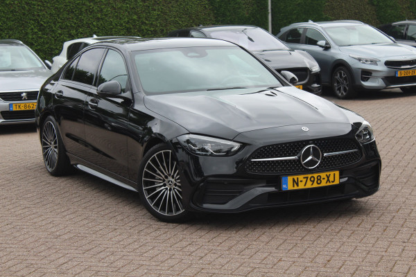 Mercedes-Benz C-Klasse 180 AMG Line / Camera / Leder&Alcantara / 18'' / Navigatie / DAB / Dodehoek / Stoelverwarming / Cruise Control