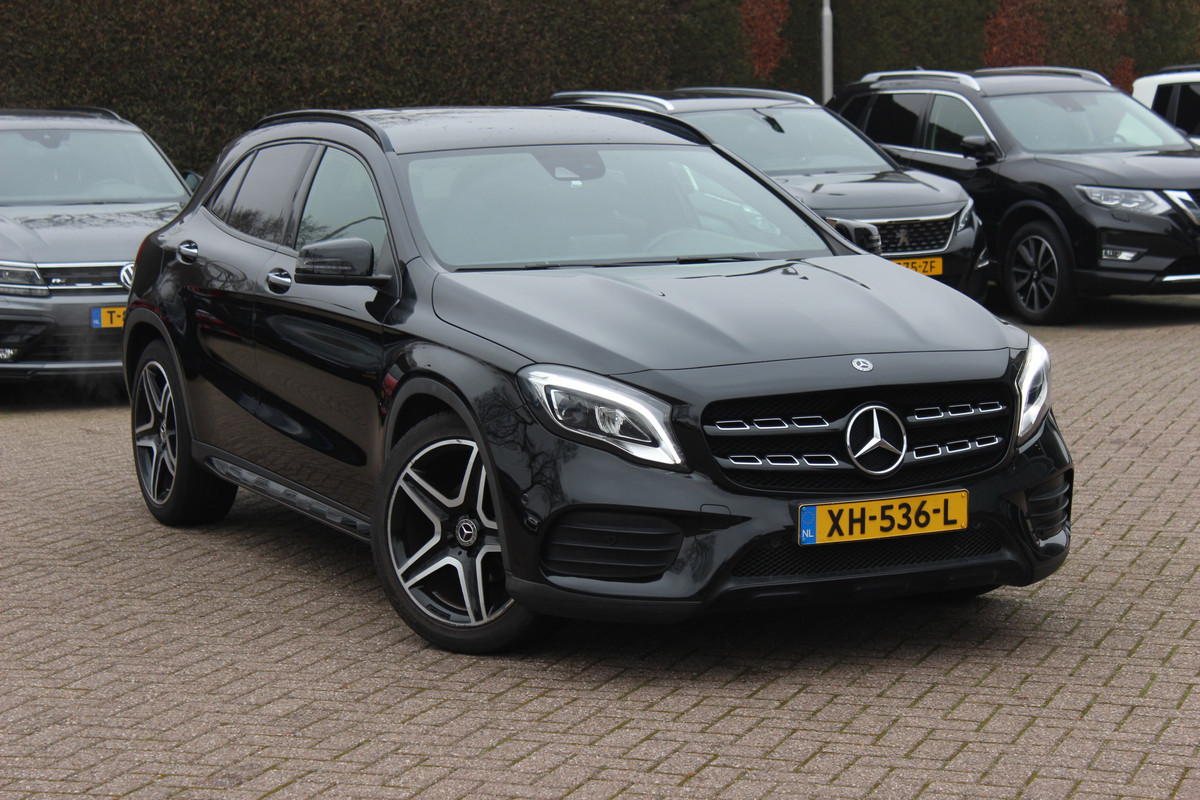 Mercedes-Benz GLA 180 Business Solution AMG Night Upgrade / Camera / Apple CarPlay / 19'' / Half leder / Navigatie / Getint glas / Stoelverwarming / Cruise Control