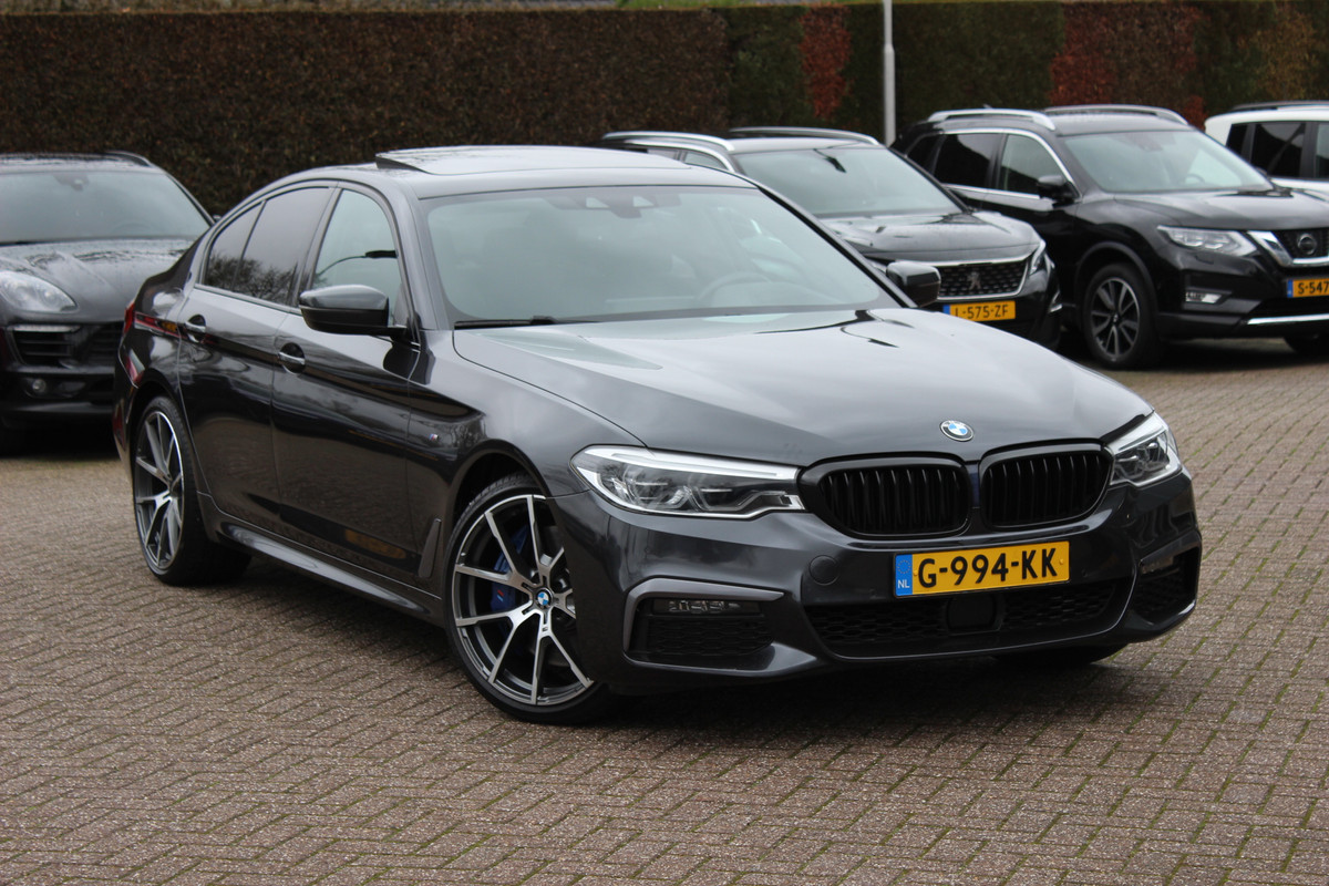 BMW 5 Serie 540i High Exe. M Sport / Trekhaak / Schuifdak / Camera / Leder / Keyless / 20'' / Stoelventilatie+Verwarming / Stuurverwarming / Dodehoek / DAB / ACC