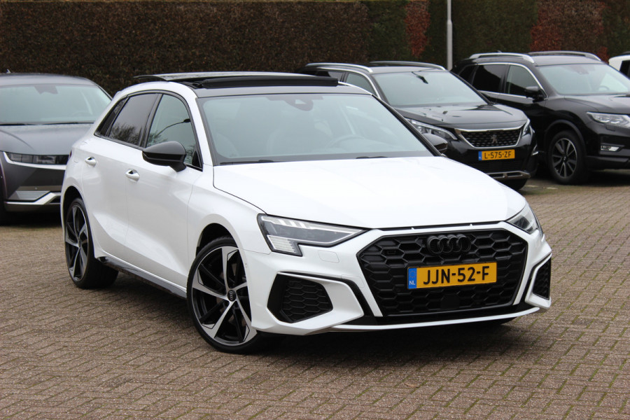 Audi A3 Sportback 45 TFSI e S edition Competition / Camera / Panoramadak / Head-up / RS Seats / B&O / Elektr. stoelen / 19'' / CarPlay / Stoelmassage+Verwarming / Dodehoek / DAB / ACC