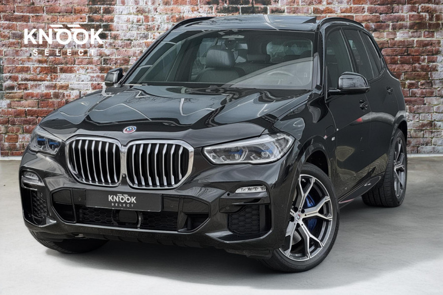 BMW X5 xDrive45e High Executive M Sport Pakket Automaat / Panoramadak / Active Steering / Trekhaak / Head-Up Display / Comfortstoelen / Laserlight / Driving Assistant Professional / 21 Inch / Luchtvering / Hifi / Craftedclarity / Shadow Line / M Sportremsysteem