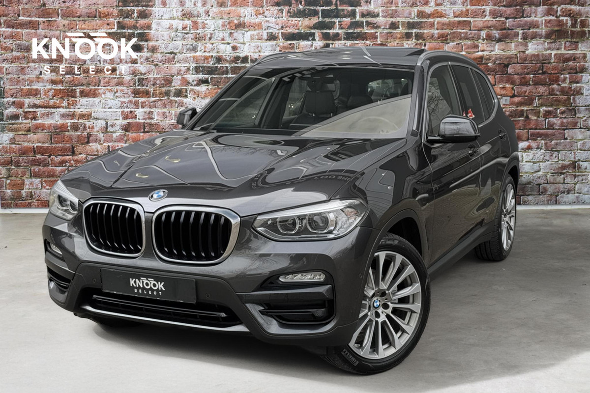 BMW X3 xDrive20i High Executive / Panoramadak / Adaptive LED / Camera / Navigatiesysteem Professional /  Trekhaak / Sportstoel / HiFi Luidsprekersysteem / Stoelverwarming / 20" velgen / Dakreling