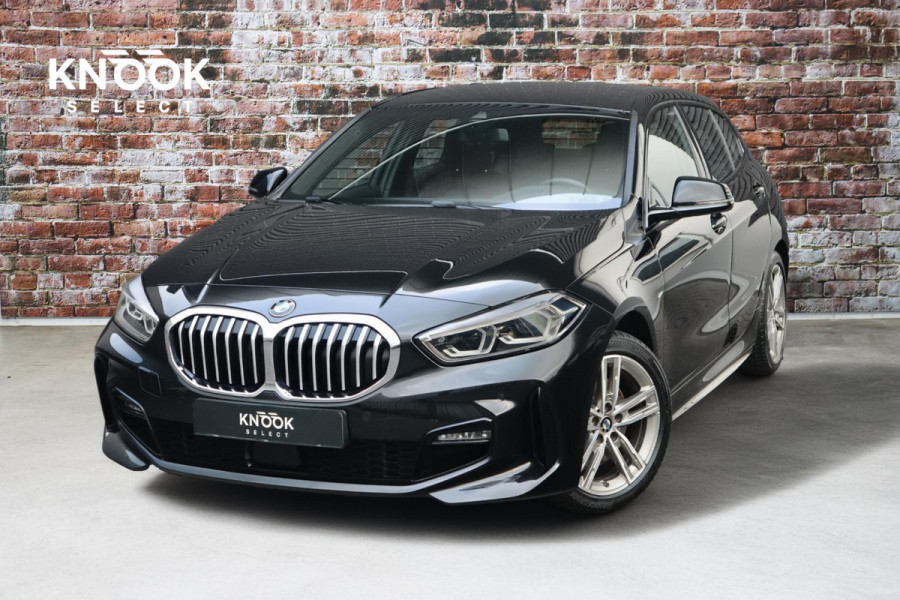 BMW 1-serie 118i High Executive M Sport Pakket Automaat / Live Cockpit Professional / Leder / Hifi / Stoelverwarming / 17 Inch / Adaptieve LED-koplamp / DAB / Parkeersensoren / Lichtpakket