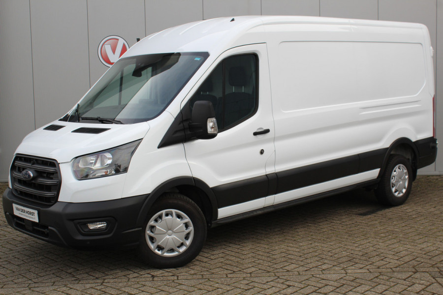 Ford Transit 350 2.0-130pk TDCI L3H2 Trend. Nette bedrijfswagen die u nog jaren van dienst kan zijn ! Volledige fotoreportage volgt na poetsen. Airco, cruise cntrl, camera, pdc v+a, stoel-, spiegel- en voorraamverw., navigatie, telefoonvoorb., boordcomputer, armsteun etc.