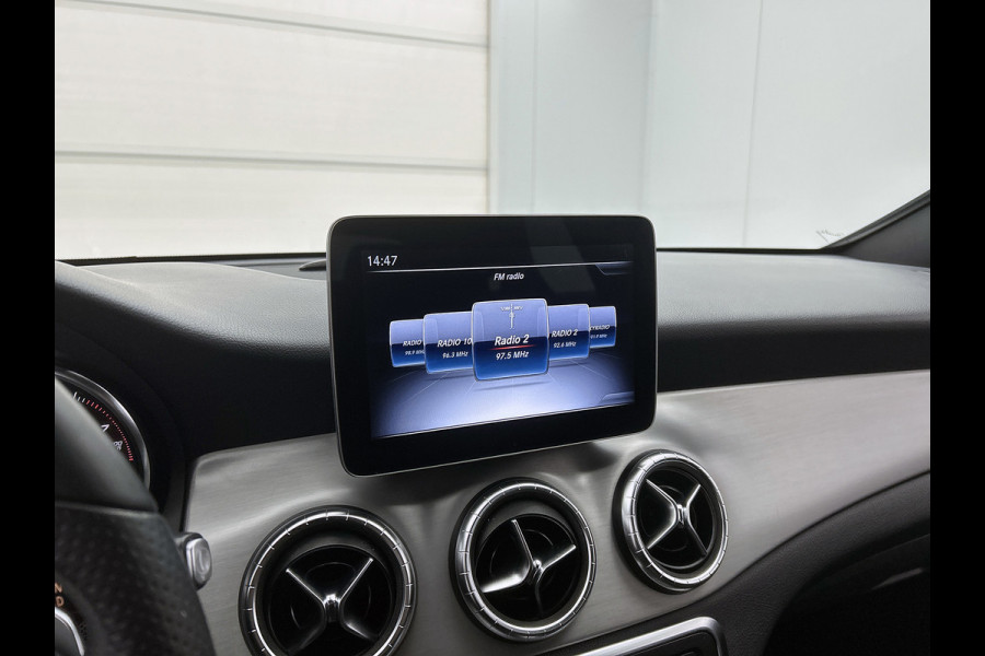 Mercedes-Benz CLA-Klasse 180 Business Solution AMG Upgrade Edition(NL-auto, Camera, Parkeerhulp, Navigatie, StoelV, Etc)