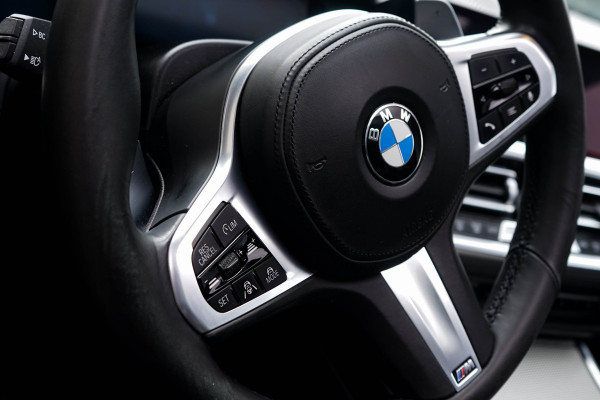 BMW 3 Serie Touring 330e / M-sport/ Panoramadak/ 20 Inch Lichtmetalen Velgen/