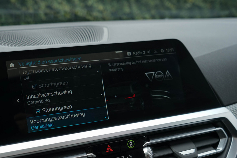 BMW 3 Serie Touring 330e / M-sport/ Panoramadak/ 20 Inch Lichtmetalen Velgen/