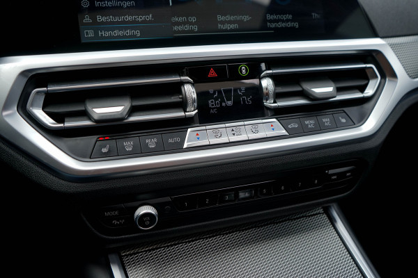 BMW 3 Serie Touring 330e / M-sport/ Panoramadak/ 20 Inch Lichtmetalen Velgen/