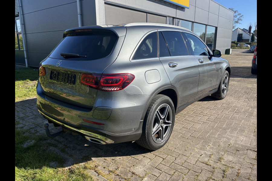 Mercedes-Benz GLC 300e 4MATIC AMG Line | 320pk PHEV | Panormadak | Afneembare Trekhaak | Burmester Audio | Stoelverwarming |  Achteruitrijcamera