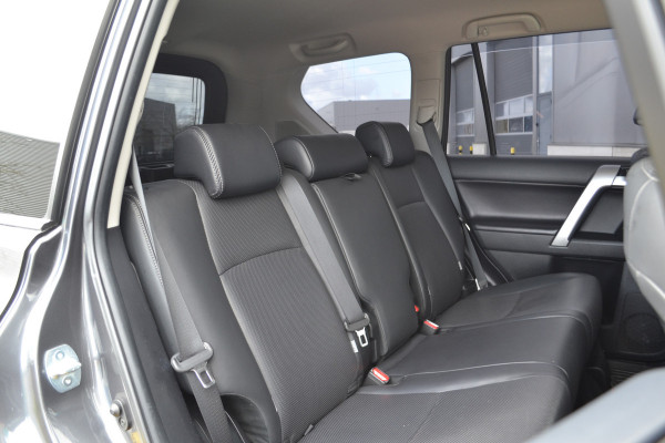 Toyota Land Cruiser 150 2.8 D-4D Professional Window VAN