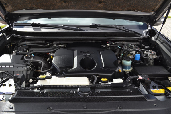 Toyota Land Cruiser 150 2.8 D-4D Professional Window VAN