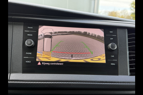 Volkswagen Transporter 2.0 TDI 111 PK HIGHLINE / STARLIGHT BLUE METALLIC / L2H1 / TREKHAAK / IMPERIAAL / CAMERA / CRUISE / AIRCO