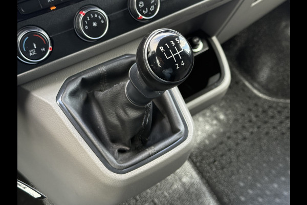 Volkswagen Transporter 2.0 TDI 111 PK HIGHLINE / STARLIGHT BLUE METALLIC / L2H1 / TREKHAAK / IMPERIAAL / CAMERA / CRUISE / AIRCO