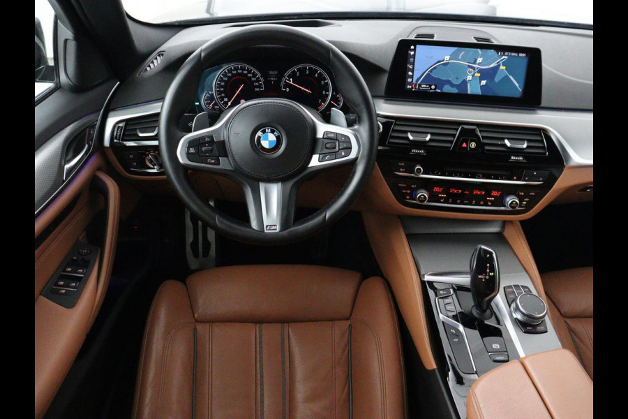 BMW 5 Serie 520i M Sport | Panoramadak | Head-Up | 360 Camera | Leder | Stoelverwarming | Carplay | Sfeerverlichting | Full LED | Park Assist | DAB | Live Cockpit | Sportstoelen | Navigatie | Dodehoek detectie
