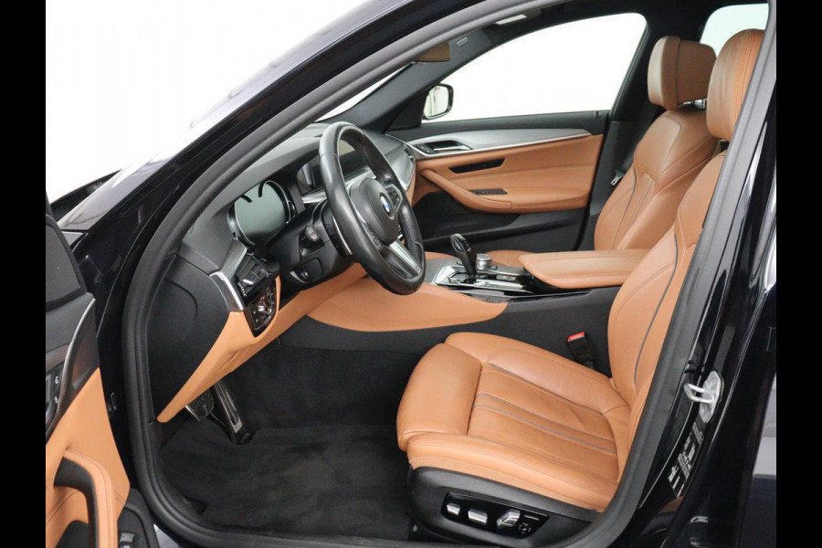 BMW 5 Serie 520i M Sport | Panoramadak | Head-Up | 360 Camera | Leder | Stoelverwarming | Carplay | Sfeerverlichting | Full LED | Park Assist | DAB | Live Cockpit | Sportstoelen | Navigatie | Dodehoek detectie