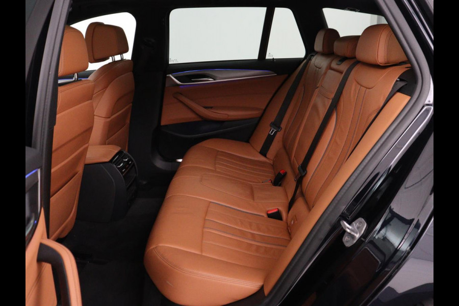 BMW 5 Serie 520i M Sport | Panoramadak | Head-Up | 360 Camera | Leder | Stoelverwarming | Carplay | Sfeerverlichting | Full LED | Park Assist | DAB | Live Cockpit | Sportstoelen | Navigatie | Dodehoek detectie