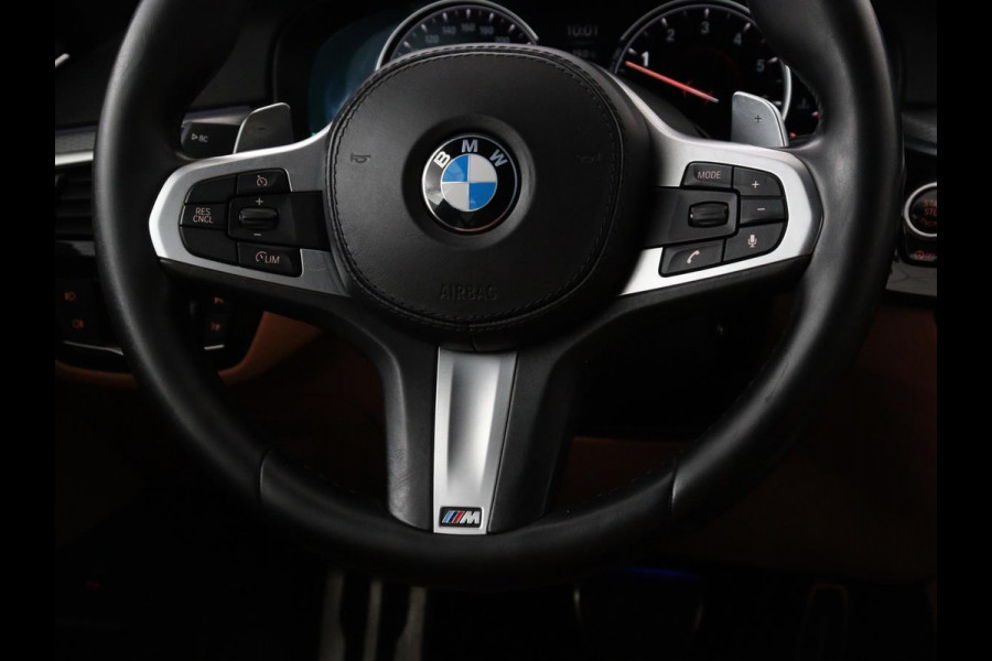 BMW 5 Serie 520i M Sport | Panoramadak | Head-Up | 360 Camera | Leder | Stoelverwarming | Carplay | Sfeerverlichting | Full LED | Park Assist | DAB | Live Cockpit | Sportstoelen | Navigatie | Dodehoek detectie