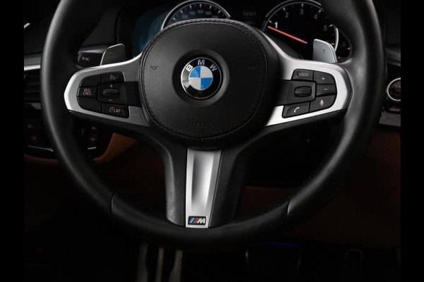 BMW 5 Serie 520i M Sport | Panoramadak | Head-Up | 360 Camera | Leder | Stoelverwarming | Carplay | Sfeerverlichting | Full LED | Park Assist | DAB | Live Cockpit | Sportstoelen | Navigatie | Dodehoek detectie
