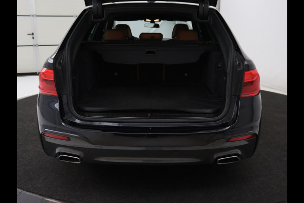 BMW 5 Serie 520i M Sport | Panoramadak | Head-Up | 360 Camera | Leder | Stoelverwarming | Carplay | Sfeerverlichting | Full LED | Park Assist | DAB | Live Cockpit | Sportstoelen | Navigatie | Dodehoek detectie
