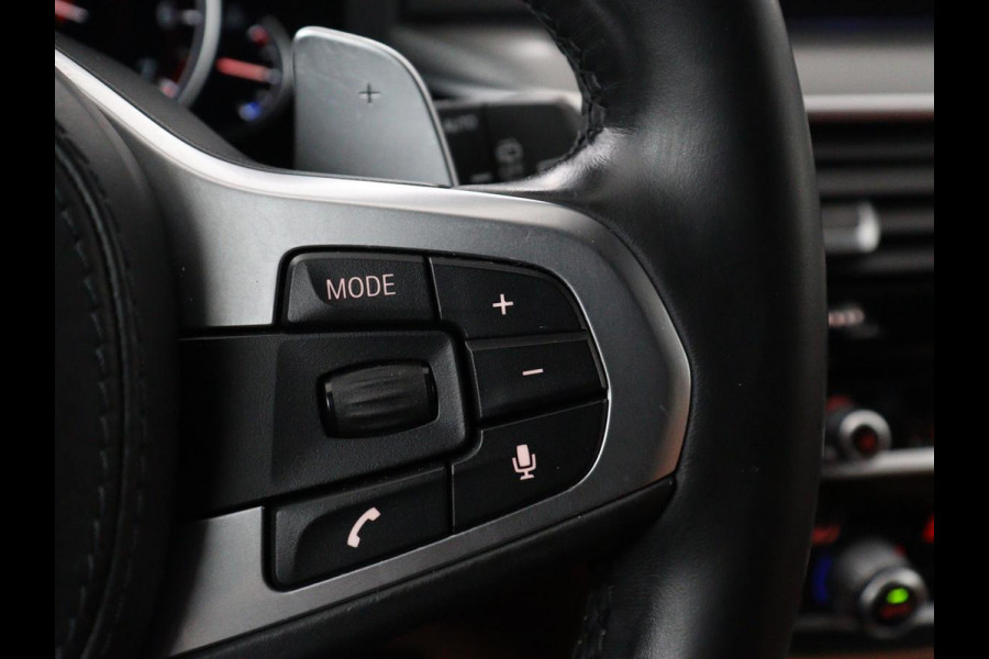 BMW 5 Serie 520i M Sport | Panoramadak | Head-Up | 360 Camera | Leder | Stoelverwarming | Carplay | Sfeerverlichting | Full LED | Park Assist | DAB | Live Cockpit | Sportstoelen | Navigatie | Dodehoek detectie