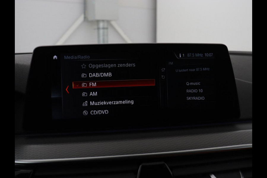BMW 5 Serie 520i M Sport | Panoramadak | Head-Up | 360 Camera | Leder | Stoelverwarming | Carplay | Sfeerverlichting | Full LED | Park Assist | DAB | Live Cockpit | Sportstoelen | Navigatie | Dodehoek detectie