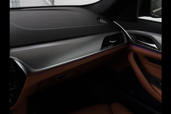 BMW 5 Serie 520i M Sport | Panoramadak | Head-Up | 360 Camera | Leder | Stoelverwarming | Carplay | Sfeerverlichting | Full LED | Park Assist | DAB | Live Cockpit | Sportstoelen | Navigatie | Dodehoek detectie