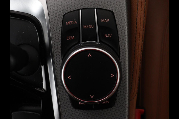 BMW 5 Serie 520i M Sport | Panoramadak | Head-Up | 360 Camera | Leder | Stoelverwarming | Carplay | Sfeerverlichting | Full LED | Park Assist | DAB | Live Cockpit | Sportstoelen | Navigatie | Dodehoek detectie