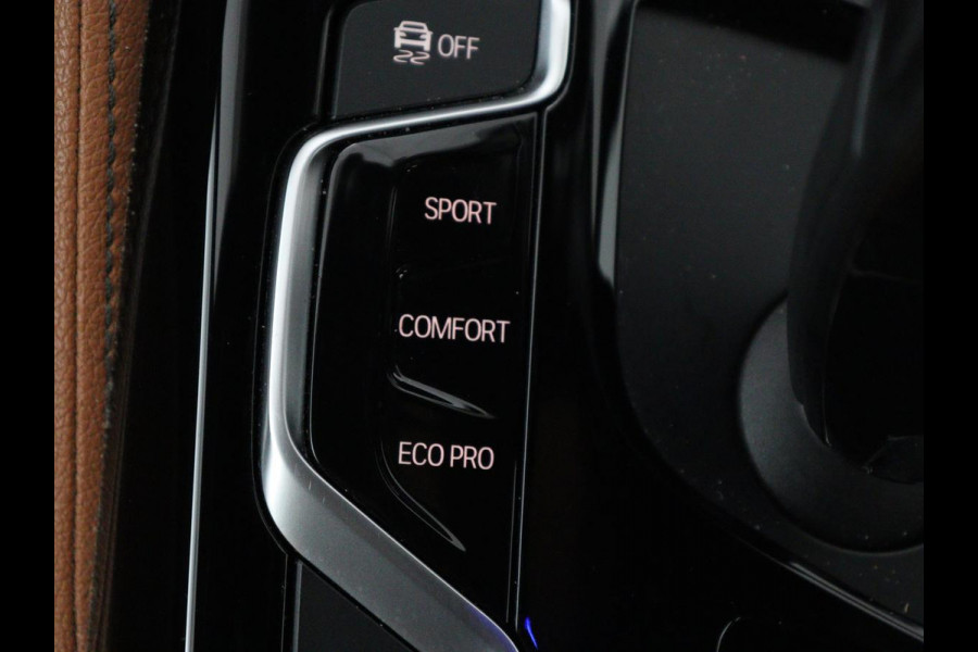 BMW 5 Serie 520i M Sport | Panoramadak | Head-Up | 360 Camera | Leder | Stoelverwarming | Carplay | Sfeerverlichting | Full LED | Park Assist | DAB | Live Cockpit | Sportstoelen | Navigatie | Dodehoek detectie