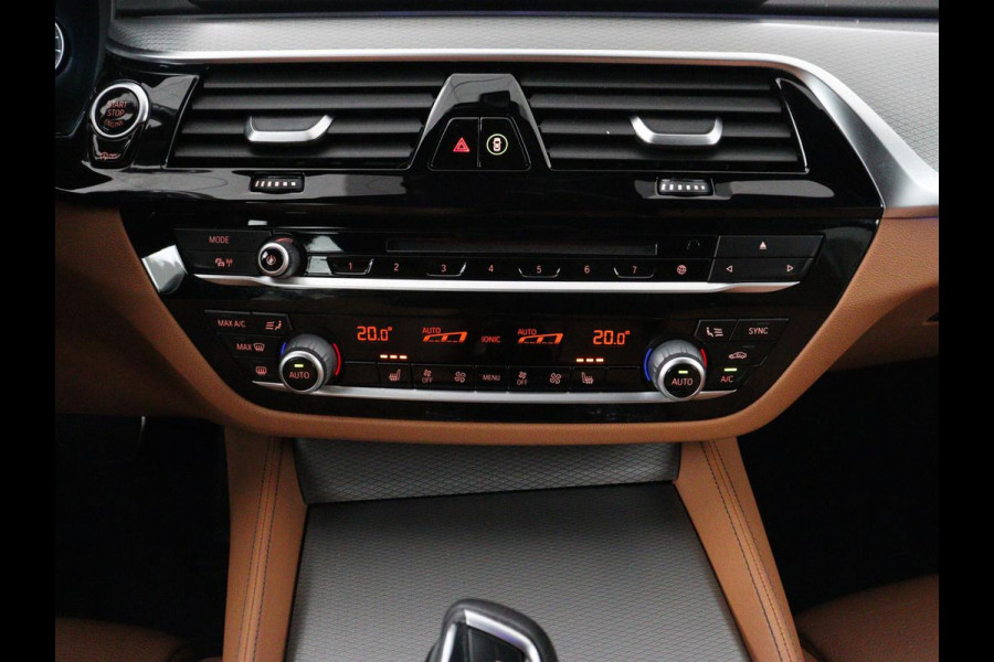 BMW 5 Serie 520i M Sport | Panoramadak | Head-Up | 360 Camera | Leder | Stoelverwarming | Carplay | Sfeerverlichting | Full LED | Park Assist | DAB | Live Cockpit | Sportstoelen | Navigatie | Dodehoek detectie