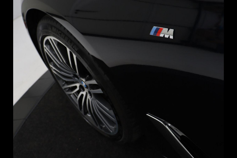 BMW 5 Serie 520i M Sport | Panoramadak | Head-Up | 360 Camera | Leder | Stoelverwarming | Carplay | Sfeerverlichting | Full LED | Park Assist | DAB | Live Cockpit | Sportstoelen | Navigatie | Dodehoek detectie