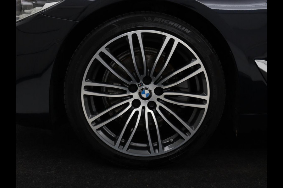 BMW 5 Serie 520i M Sport | Panoramadak | Head-Up | 360 Camera | Leder | Stoelverwarming | Carplay | Sfeerverlichting | Full LED | Park Assist | DAB | Live Cockpit | Sportstoelen | Navigatie | Dodehoek detectie