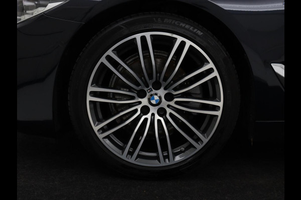 BMW 5 Serie 520i M Sport | Panoramadak | Head-Up | 360 Camera | Leder | Stoelverwarming | Carplay | Sfeerverlichting | Full LED | Park Assist | DAB | Live Cockpit | Sportstoelen | Navigatie | Dodehoek detectie
