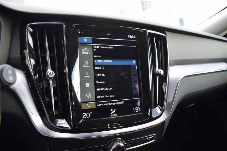 Volvo V60 2.0 B3 Momentum Business | Trekhaak | Apple CarPlay | ACC | Climate