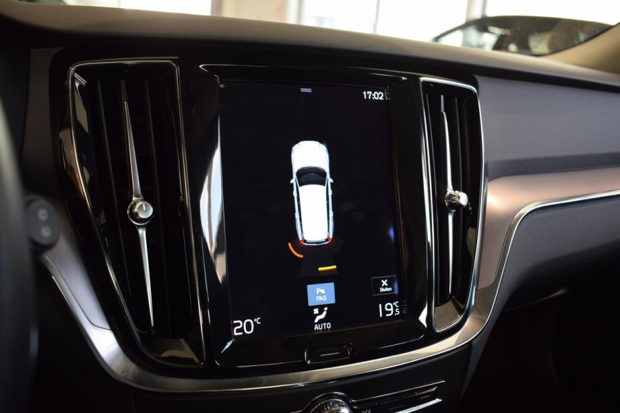 Volvo V60 2.0 B3 Momentum Business | Trekhaak | Apple CarPlay | ACC | Climate