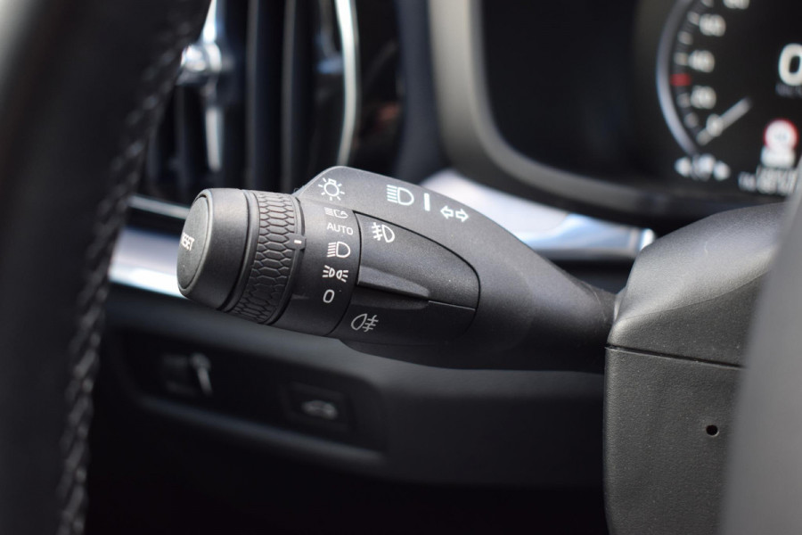 Volvo V60 2.0 B3 Momentum Business | Trekhaak | Apple CarPlay | ACC | Climate