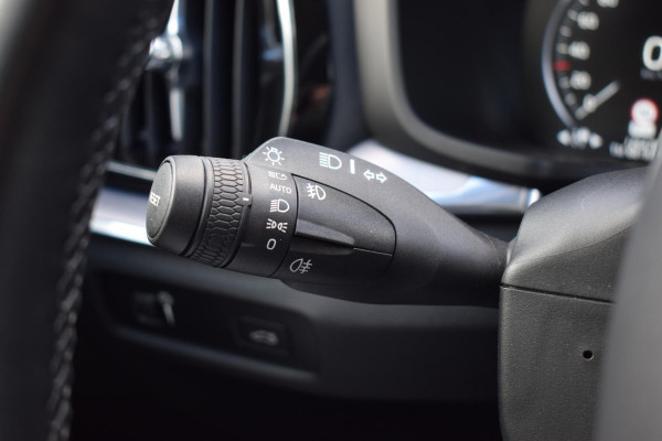 Volvo V60 2.0 B3 Momentum Business | Trekhaak | Apple CarPlay | ACC | Climate