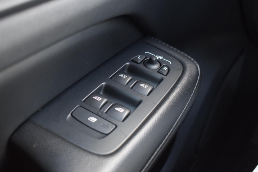 Volvo V60 2.0 B3 Momentum Business | Trekhaak | Apple CarPlay | ACC | Climate