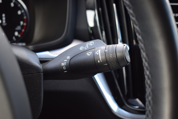 Volvo V60 2.0 B3 Momentum Business | Trekhaak | Apple CarPlay | ACC | Climate