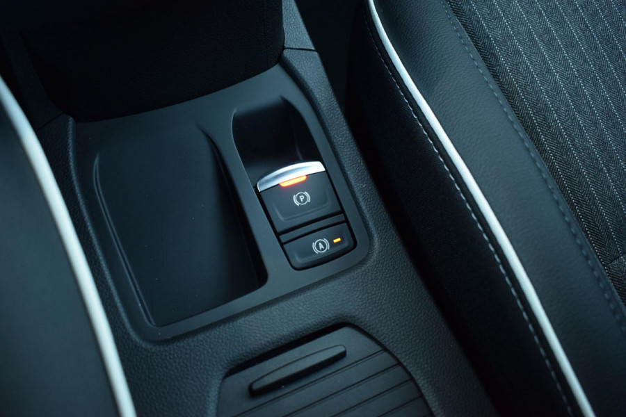 Mitsubishi Colt 1.6 HEV First Edition | Stuur- en Stoelverw. | Bose | Half Leer | 360 Cam