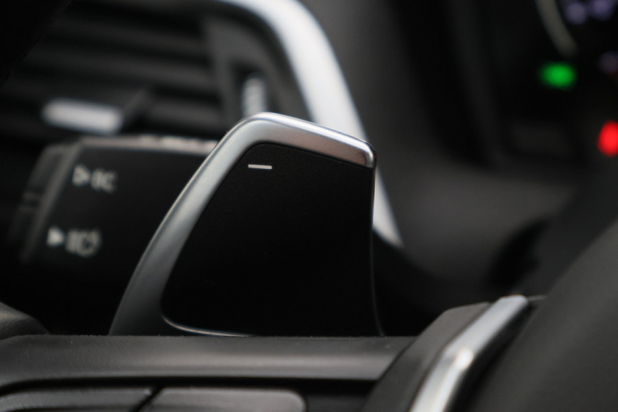 BMW 1-serie 120i Edition Sport Line Shadow High Executive Leer, H&K, Camera, Keyless, Cruise, Standkachel, Bluetooth, PDC, DAB, 18''