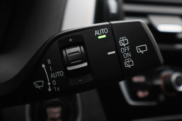 BMW 1-serie 120i Edition Sport Line Shadow High Executive Leer, H&K, Camera, Keyless, Cruise, Standkachel, Bluetooth, PDC, DAB, 18''