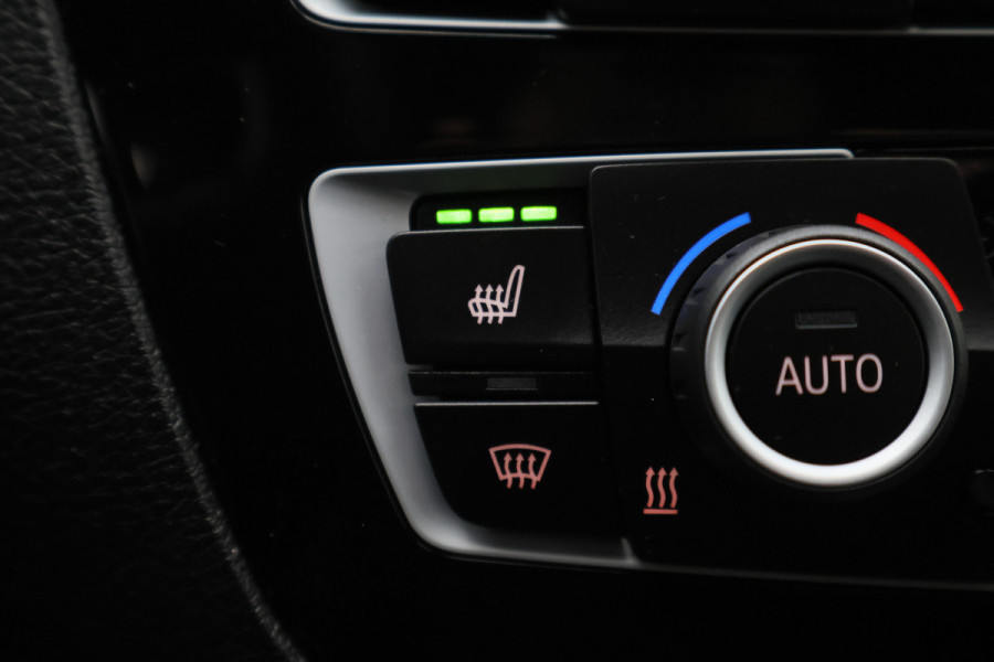 BMW 1-serie 120i Edition Sport Line Shadow High Executive Leer, H&K, Camera, Keyless, Cruise, Standkachel, Bluetooth, PDC, DAB, 18''