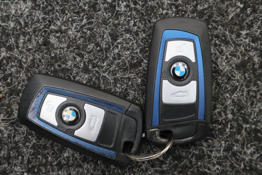 BMW 1-serie 120i Edition Sport Line Shadow High Executive Leer, H&K, Camera, Keyless, Cruise, Standkachel, Bluetooth, PDC, DAB, 18''