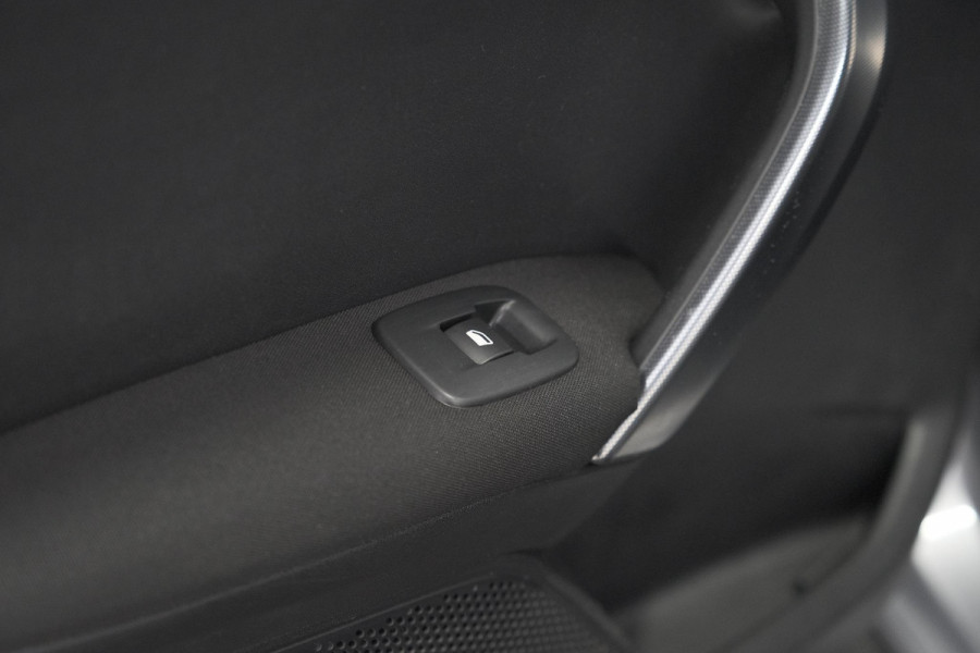 Peugeot 2008 PureTech 110 Allure | Panoramadak | Apple Carplay | Navigatie | Parkeersensoren