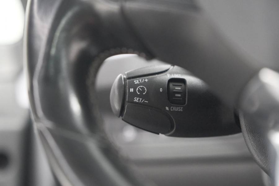 Peugeot 2008 PureTech 110 Allure | Panoramadak | Apple Carplay | Navigatie | Parkeersensoren