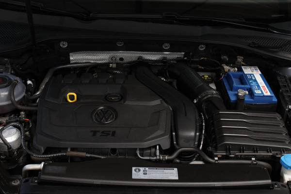 Volkswagen Golf 1.5 TSI R-Line *Pano*Dynaudio*DCC*Camera*Massage*Virtual*DSG*